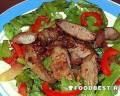 Теплый салат из куриной печени с болгарским перцем