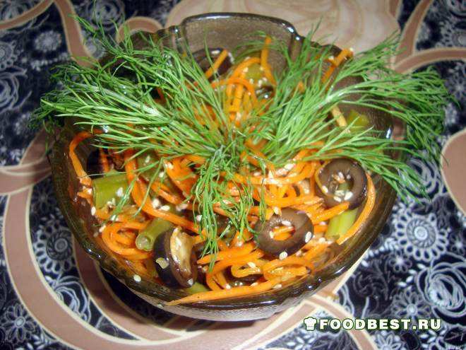 Салат из корейской морковки и стручковой фасоли.