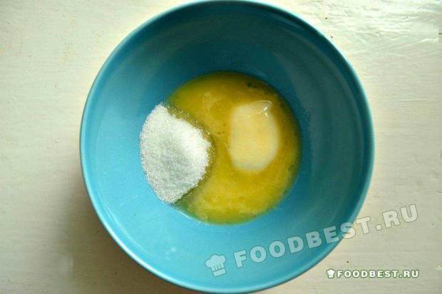 Соединяем маргарин и сахар