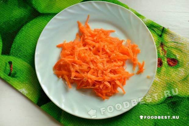 Морковь натираем