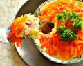 Слоеный салат с рисом и рыбой