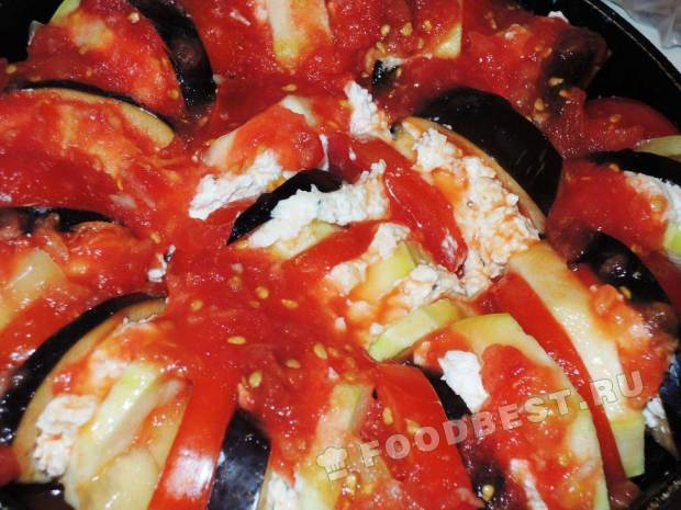 Рататуй заливаем томатным соусом